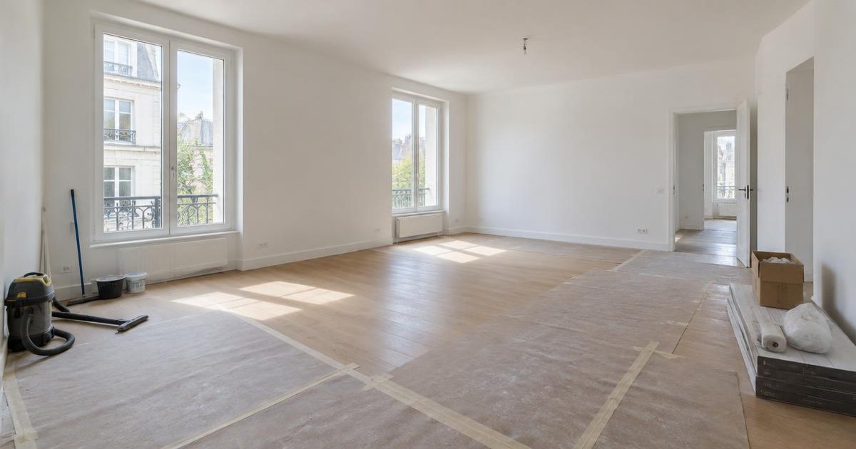 Intérieur lumineux après rénovation, avec protections de sol et matériel de nettoyage