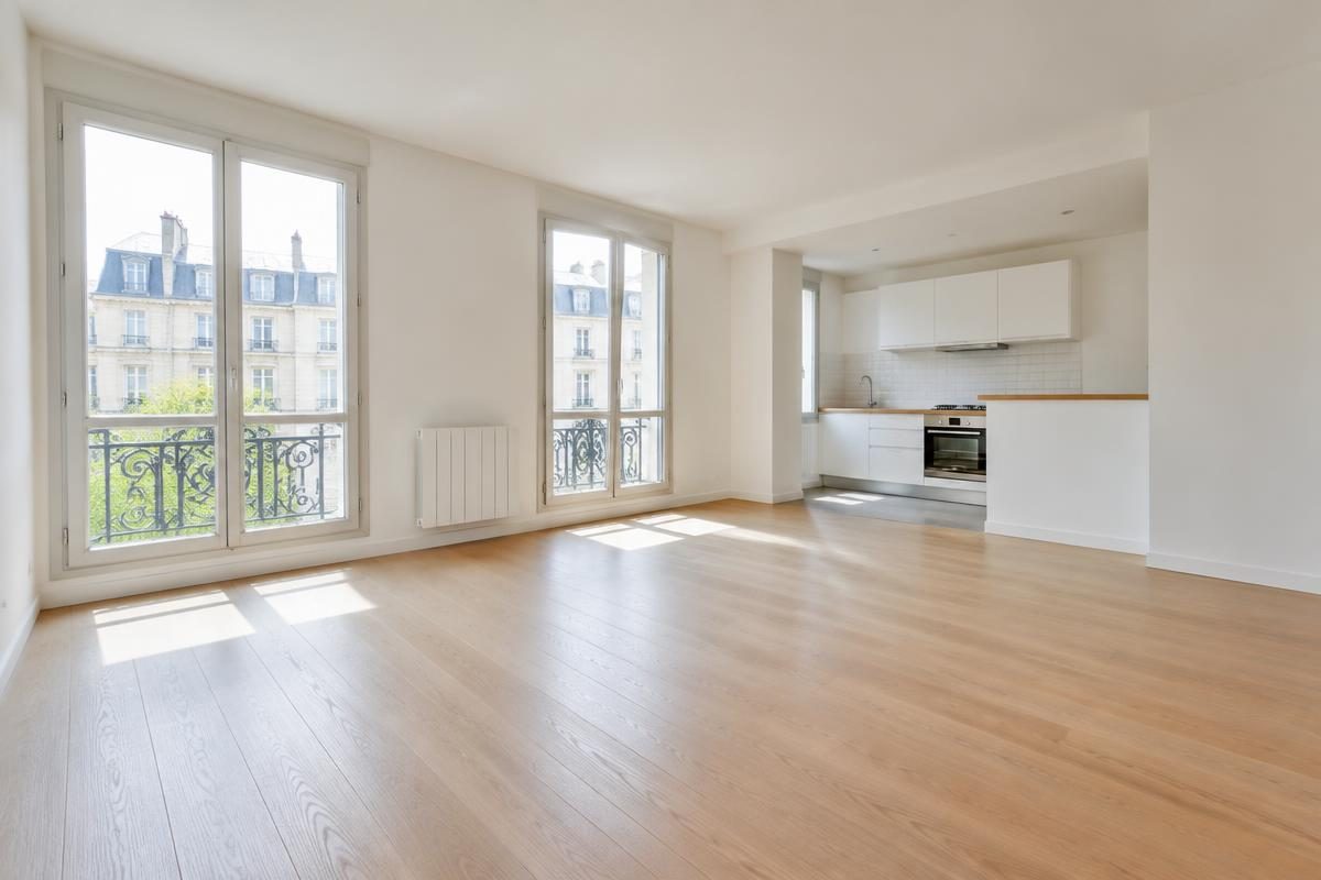 Appartement vide lumineux prêt pour le nettoyage avant emménagement